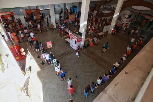 Long queues for new notes ahead of Chinese New Year , Latest Singapore