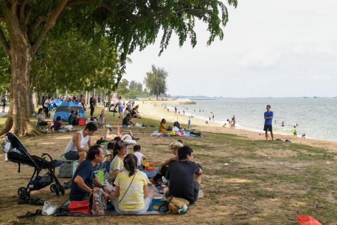 Fine up to $1,000 for those caught smoking in public parks, beaches ...