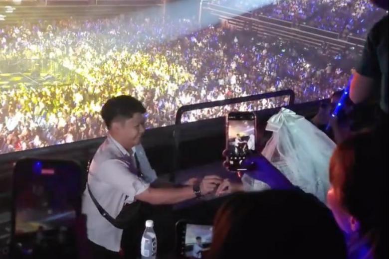 Some fans catch wedding proposal at Joker Xues concert
